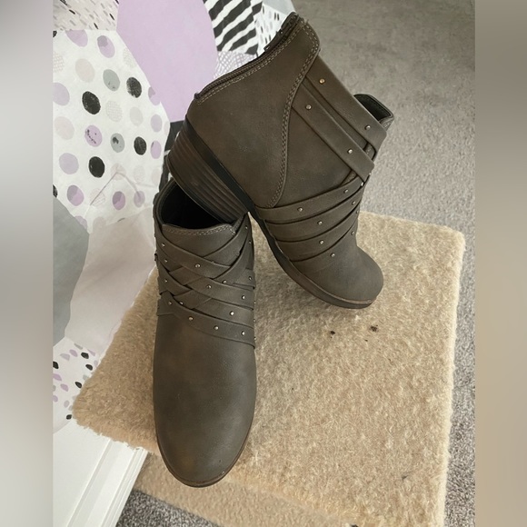 Like new, worn twice. Super comfortable and cute. One-half inch heel - Picture 2 of 3